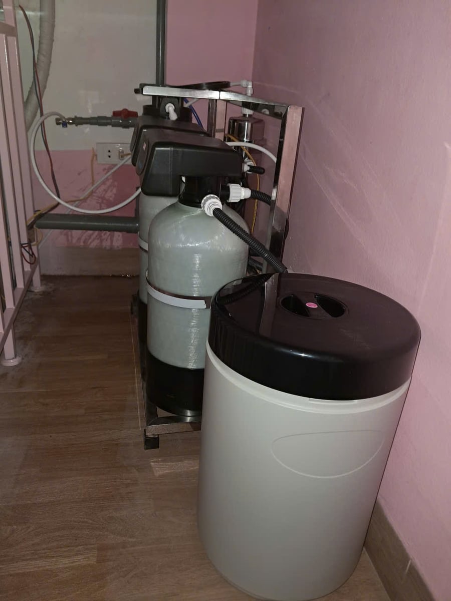 Cột làm mềm nước và bình muối hoàn nguyên tại quán