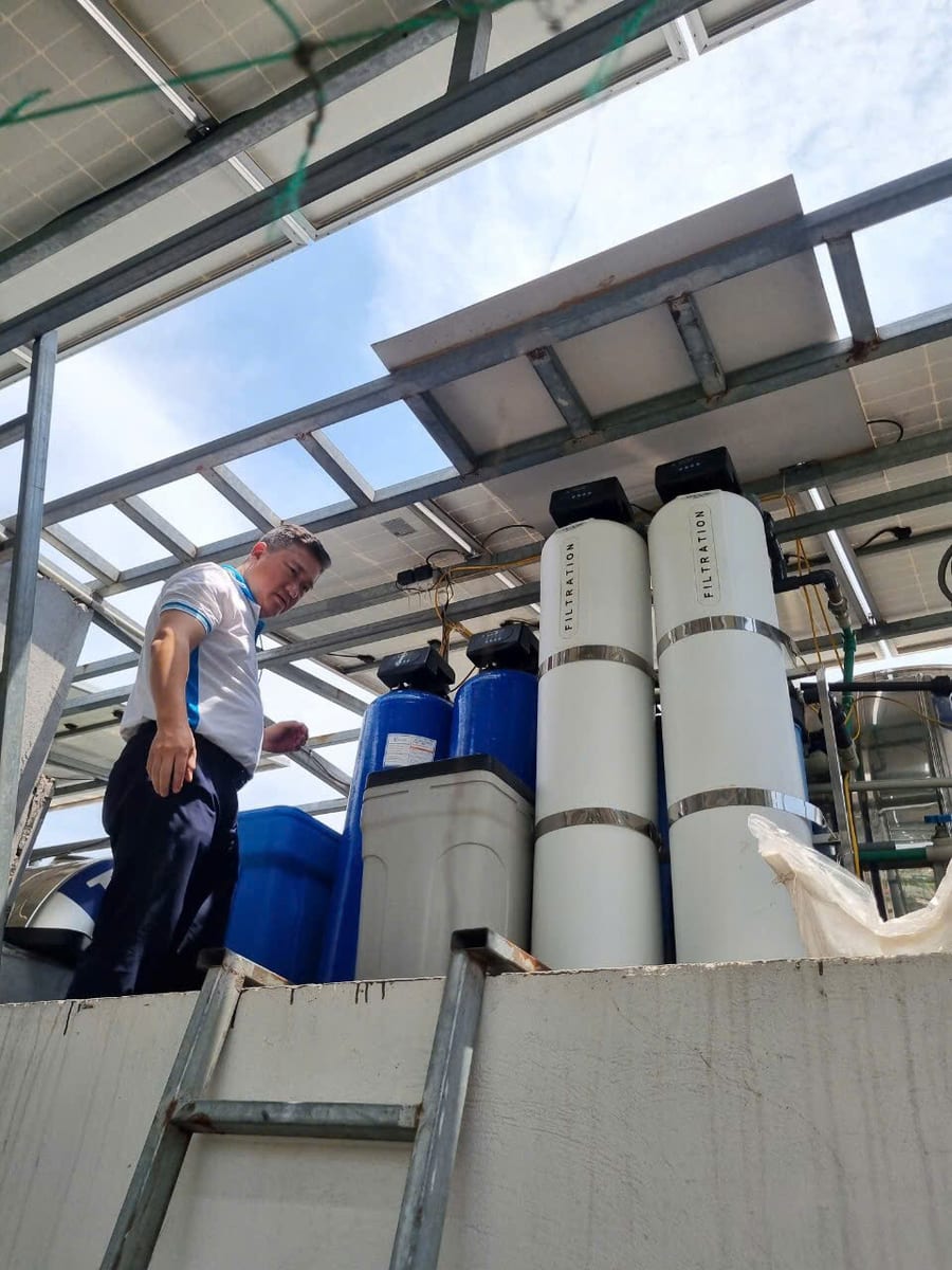 Kỹ thuật viên Thiên An Water lắp đặt hệ lọc nước tổng trên sân thượng nhà dân ở Hà Nội