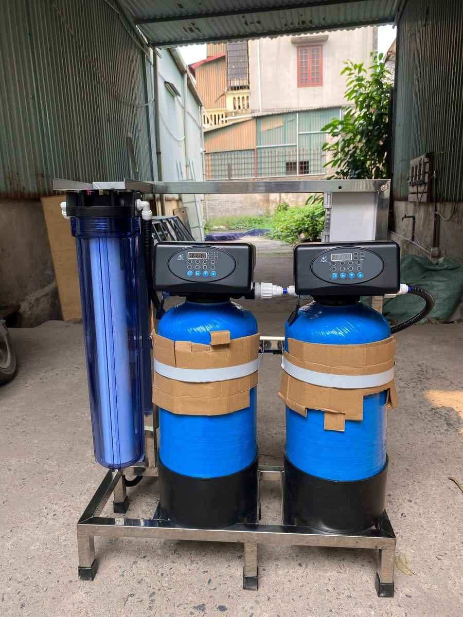 Máy lọc nước FnB UF 500 L/h được lắp sẵn trên khung inox tại kho trước khi mang đến quán