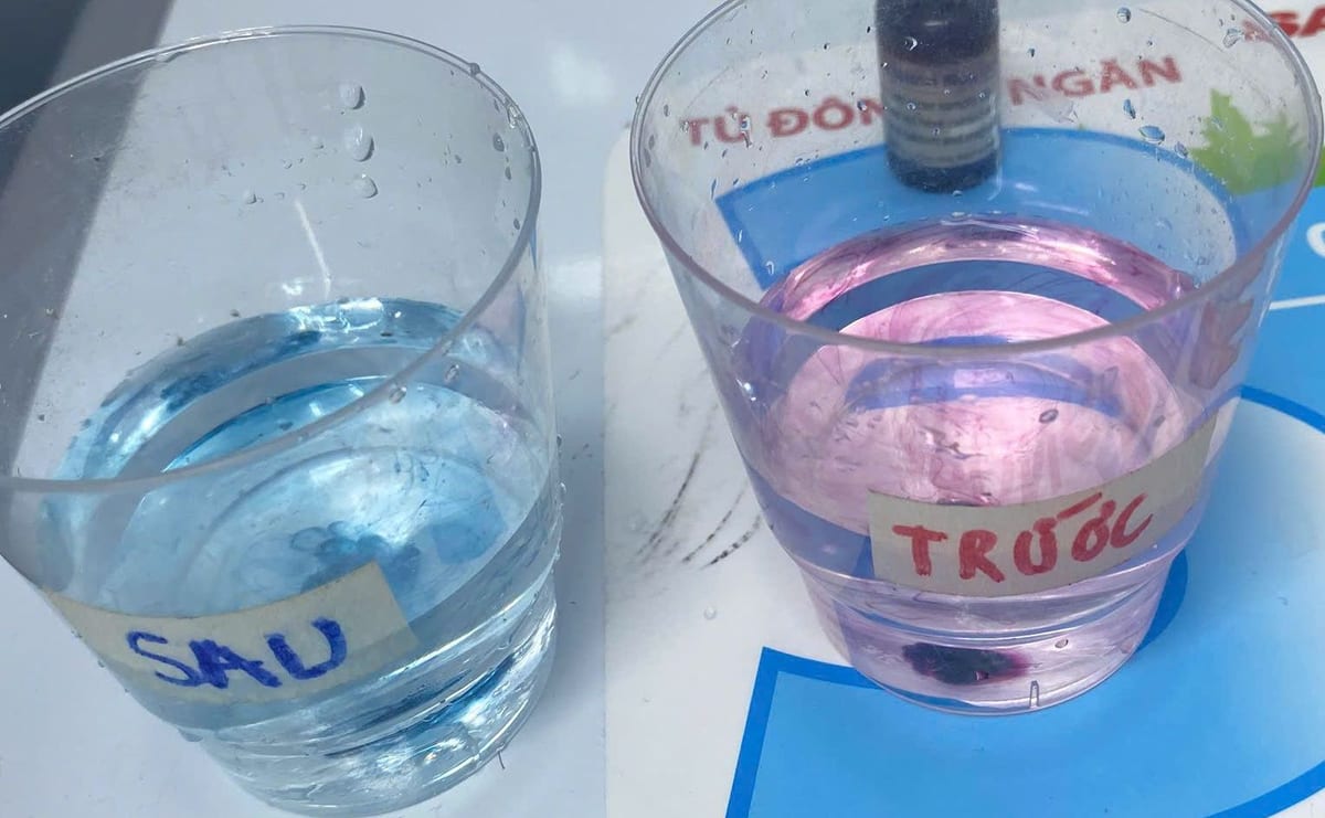 Thử nhanh độ cứng nước trước và sau máy lọc: mẫu trước lọc màu hồng, mẫu sau lọc màu xanh