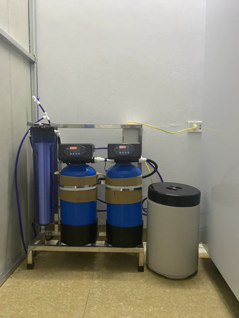 Máy lọc nước FnB UF 500 L/h sau khi lắp: cốc lọc lớn, 2 cột lọc có van điều khiển và bình muối