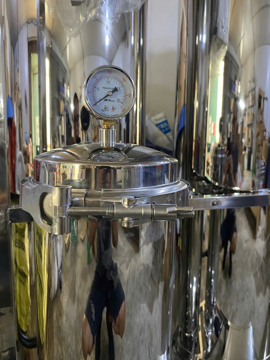 Cốc lọc inox có đồng hồ áp trên nắp, chứa lõi lọc 20 inch trong hệ lọc tổng
