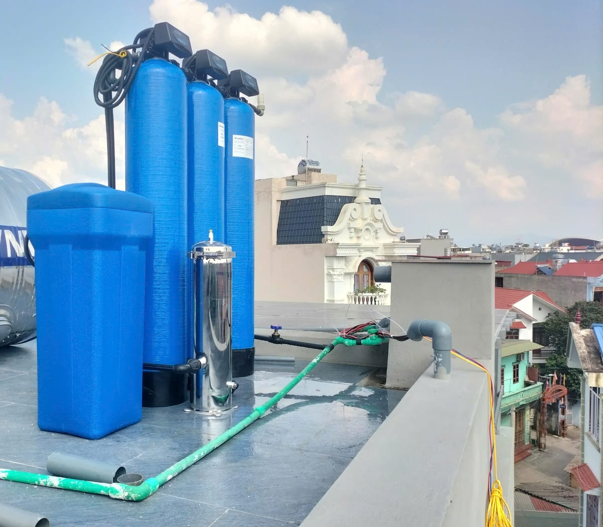 Hệ lọc tổng 3 cột composite có van tự động, bình muối và cốc lọc inox đặt trên sân thượng một nhà ở Bắc Giang